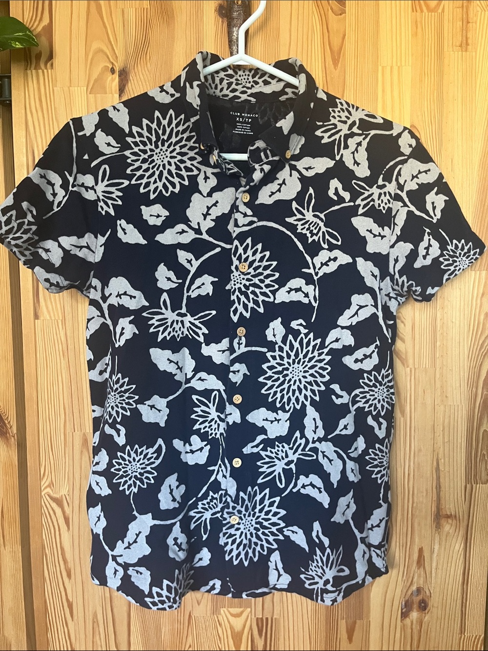 Club Monaco Navy Floral Short-Sleeve Button-Up Shirt (size XS)